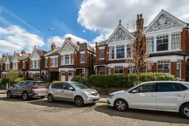 Detached House for Sale in London N10