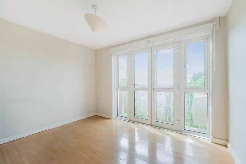 Chain Free 3 Bed Flat Amazing London Views Balcony Parking Lift