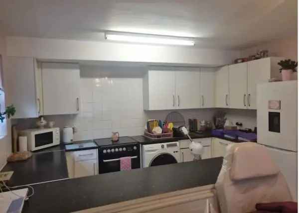 Open Plan Living Flat near Wallington High Street