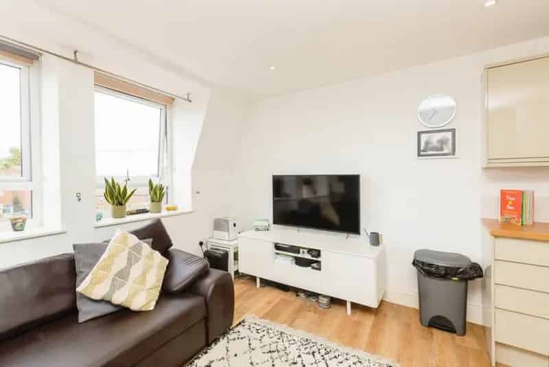 Aylesbury Town Centre One Bedroom Apartment Near Shops and Transport