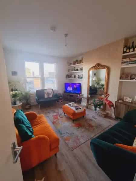 Bright Top Floor Victorian Flat with Private Garden