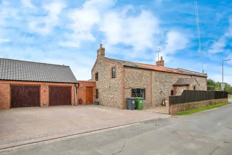 Spacious 5 Bedroom Family Home Near Bacton Beach