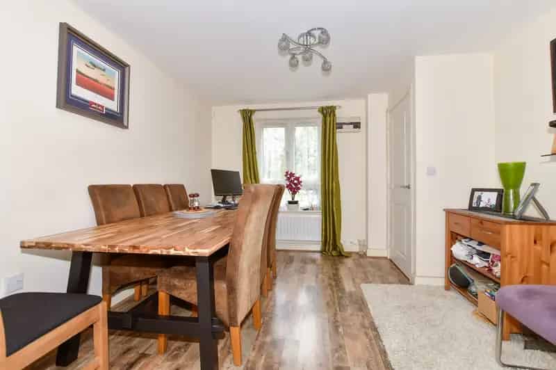5 Bedroom Link Detached House for Sale
