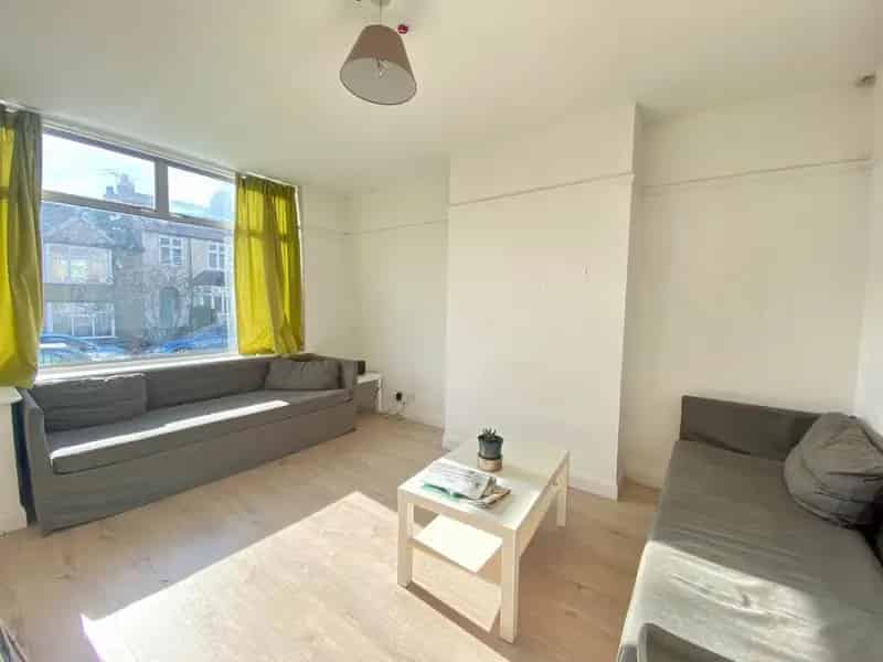 6 Bedroom Student House - 2 Bathrooms - Available July 5th 2025