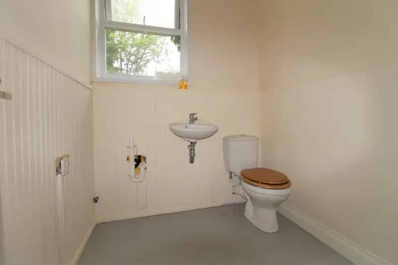 6 Bedroom House For Sale Large Family Home Ample Storage