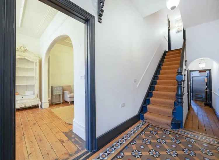 Six Bedroom Family Home Near Woodside Park Station