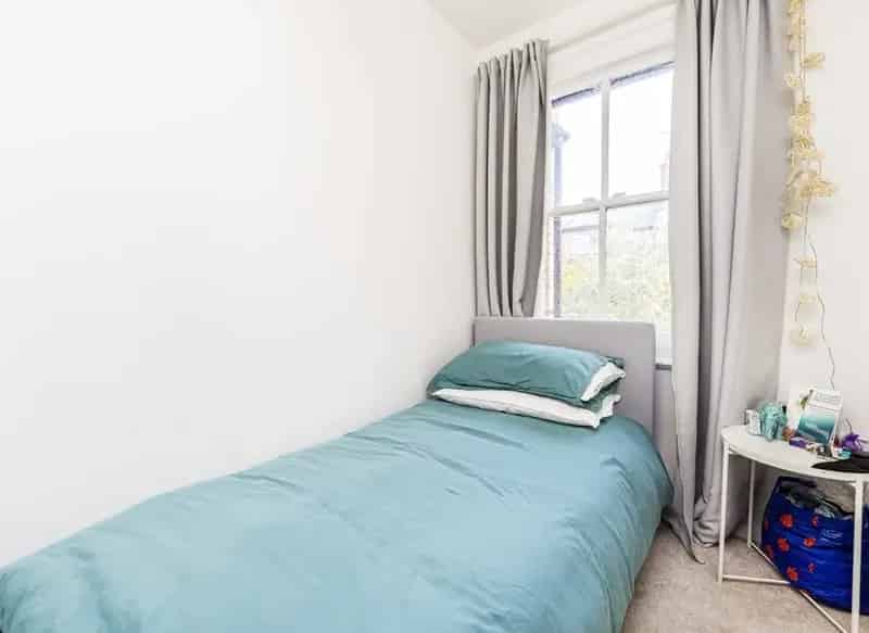 Two Bedroom Home Near Tooting Broadway and Bec Underground Stations