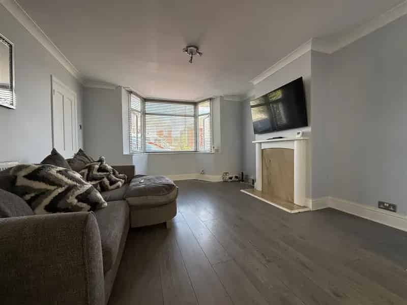 3 Bedroom Semi-Detached House to Rent Drayton