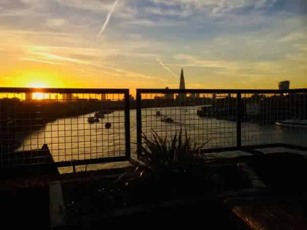 Stylish One Bedroom Flat Zone 2 Large Living Room River Views