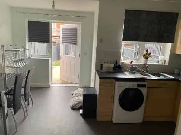 Spacious 2 Bed House Near Parks Shops Schools Hospital