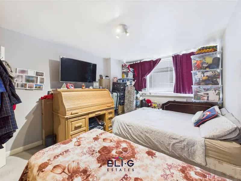 2 Bed Flat for Sale Chain Free 127 Year Lease Parking Balcony