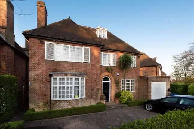 6-Bedroom Detached House Holne Chase N2 Family Home Near Green Spaces
