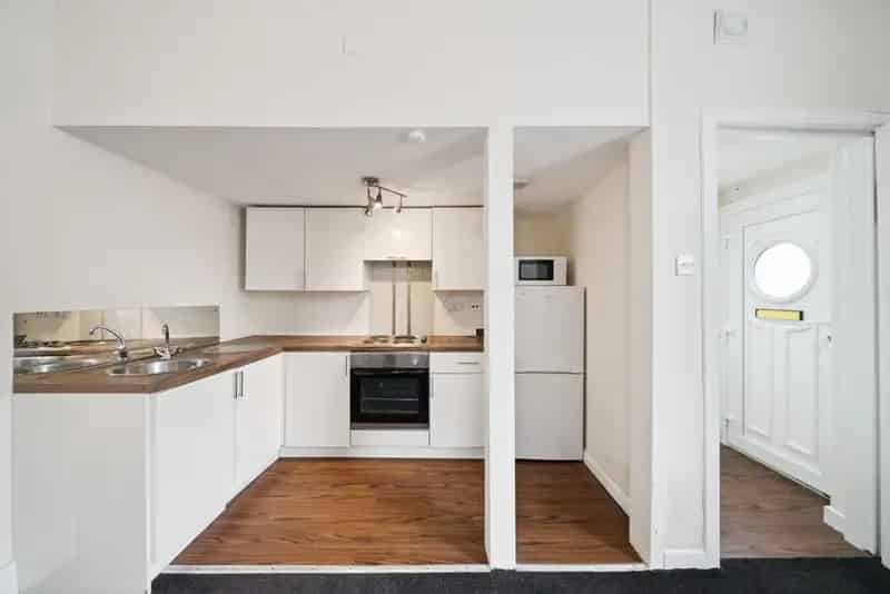 1 Bedroom Ground Floor Flat with Private Access and Parking
