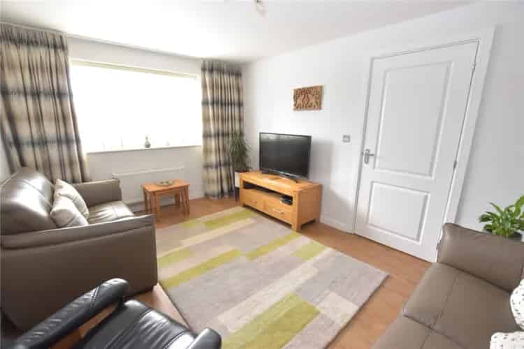 Spacious Family Home with Modern Kitchen and En-Suite