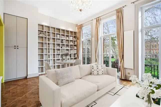 Spacious Flat for Sale in Earl's Court Garden Square