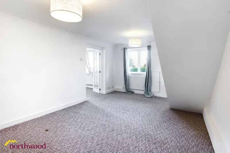5 Bedroom Semi-Detached House Freehold Driveway Parking Family Home
