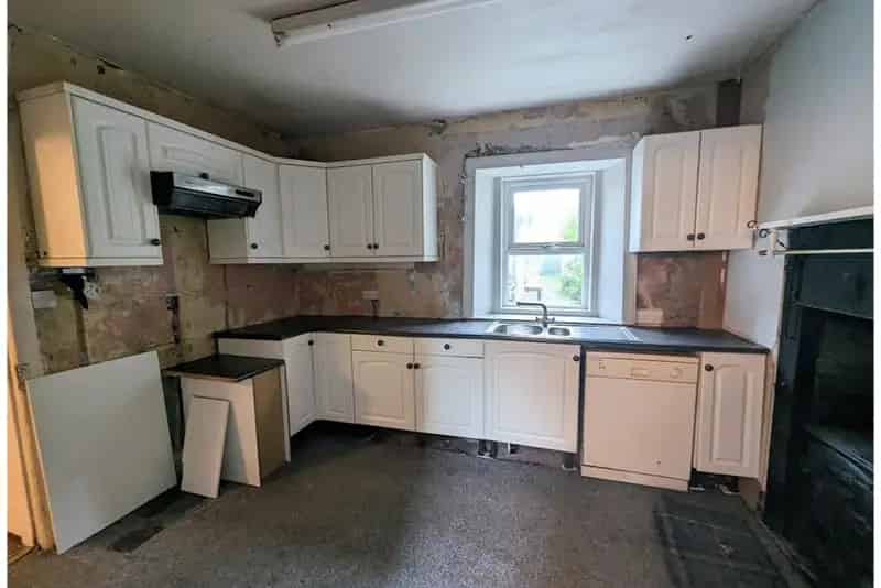 5 Bed End Terraced House with Office and Outbuilding