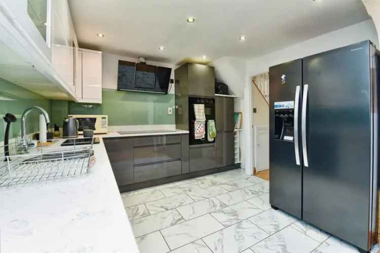 Four-Bedroom Detached Home with Annex Near Westbury Train Station