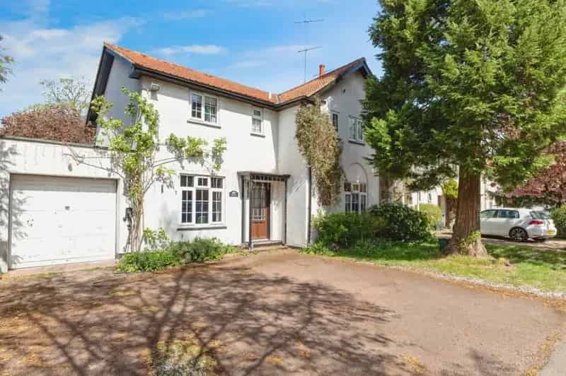 Four Bedroom House with Garden and Garage in Welwyn Garden City