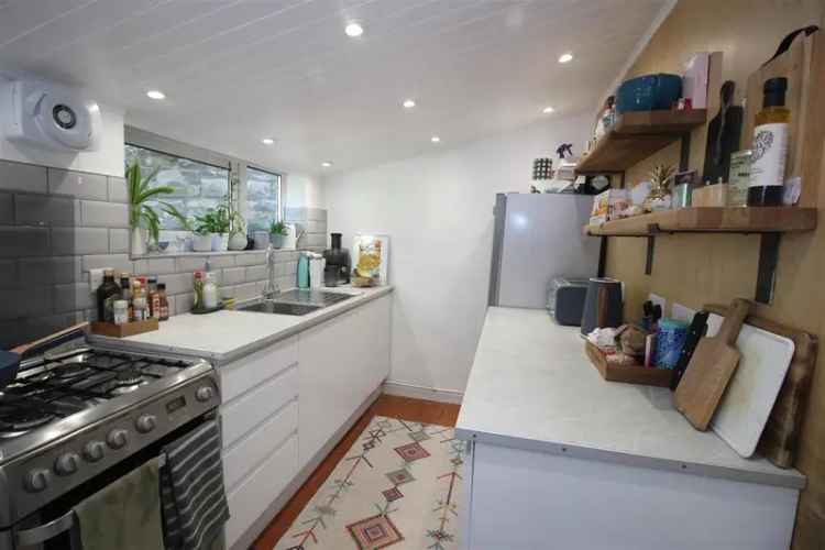2 Bedroom Apartment to Rent - Renovated Ground Floor with Garden