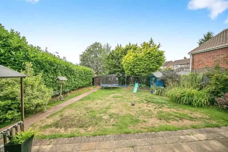 4 Bed Bungalow Twin Garages Large Garden Ample Parking