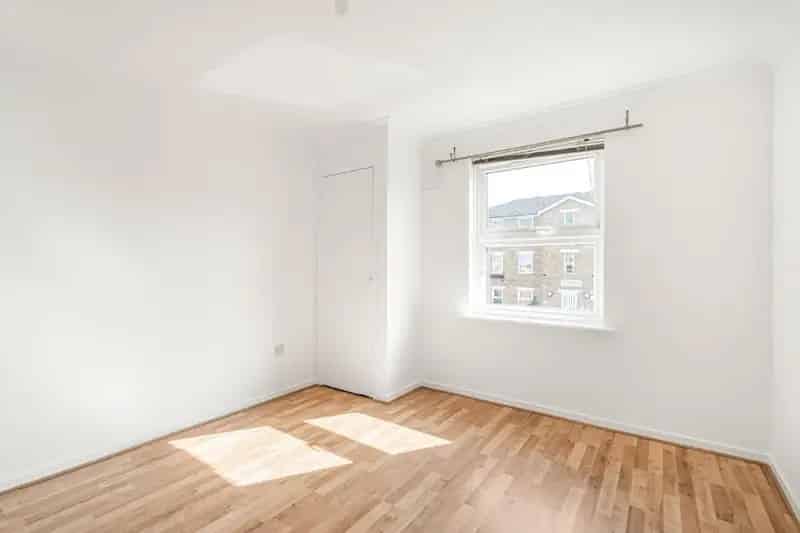 1 Bed Flat for Sale Modern Purpose Built Parking Leasehold