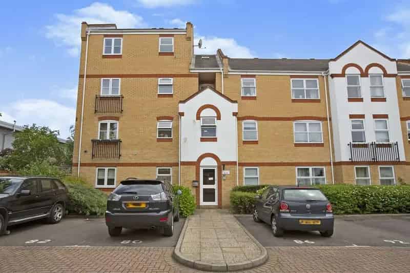 2 Bedroom Flat to Rent London E6 Available Now Allocated Parking