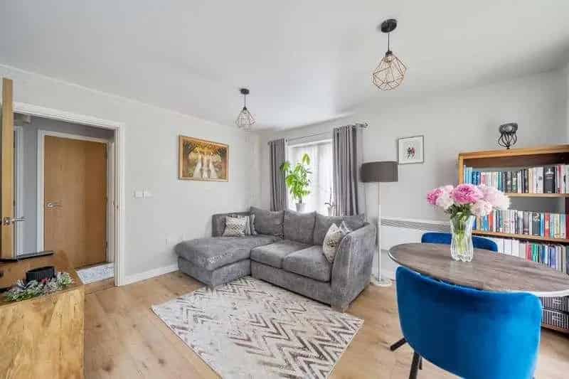 2 Bed Flat for Sale Near Town Centre and Station
