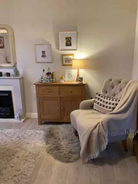 Two Bedroom Flat Renovated Kitchen Walk in Shower Near Town Centre