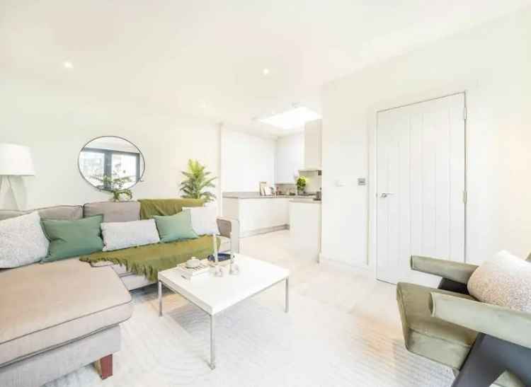 Battersea Rise Apartment: Refurbished Flat with Roof Terrace