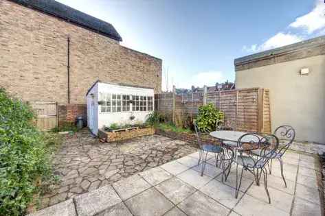 2 Bedroom Garden Flat 74 m² London