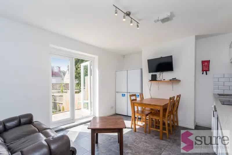 5 Bedroom Semi Detached Student House Gardening Included