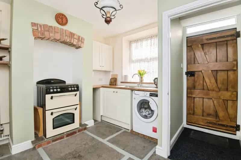Charming 3-Floor Cottage Near Shops and Amenities