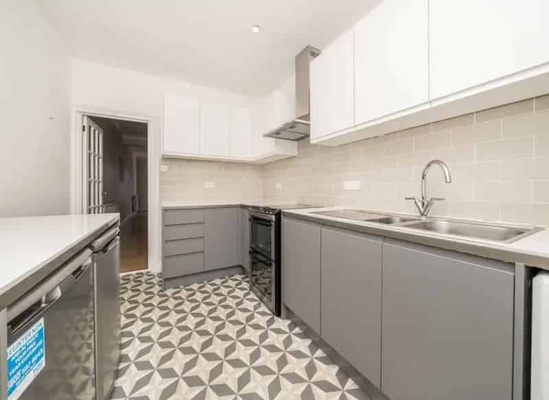 One Double Bedroom Duplex Flat Near Norbiton Station