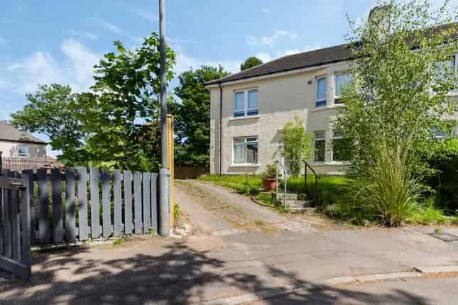 2-Bedroom Flat for Sale in Tabard Place Knightswood Glasgow