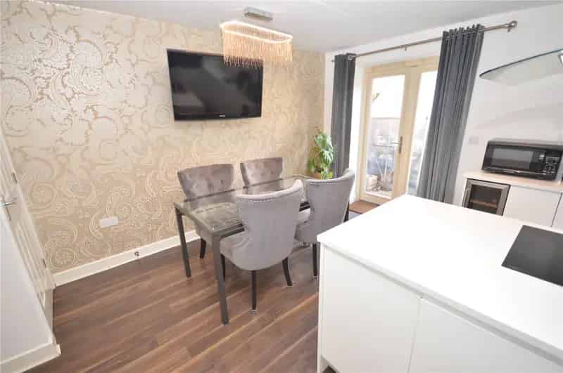 Four Bedroom Semi Detached House with Garage and Ensuite