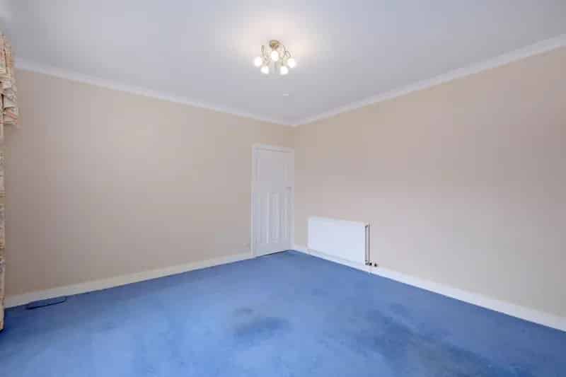 3 Bedroom Semi-Detached House with Garage and Gardens