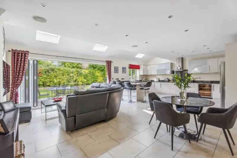 5 6 Bedroom Family Home Gated Cul De Sac Aston Clinton