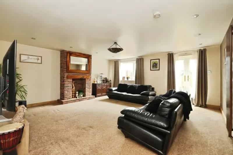 5-Bedroom Detached House in Greasbrough - Family Home