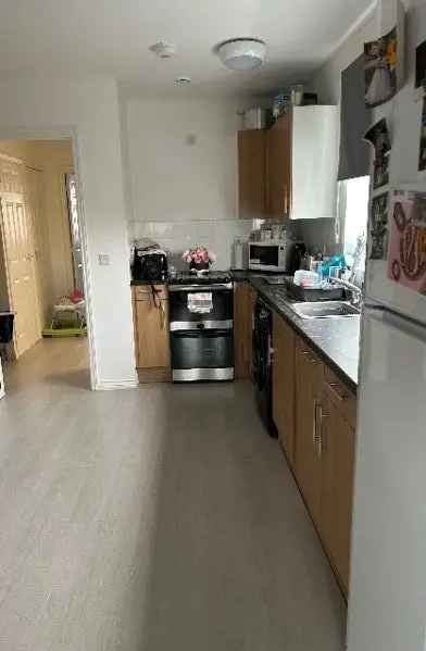 Flat For Rent in Broxbourne, England