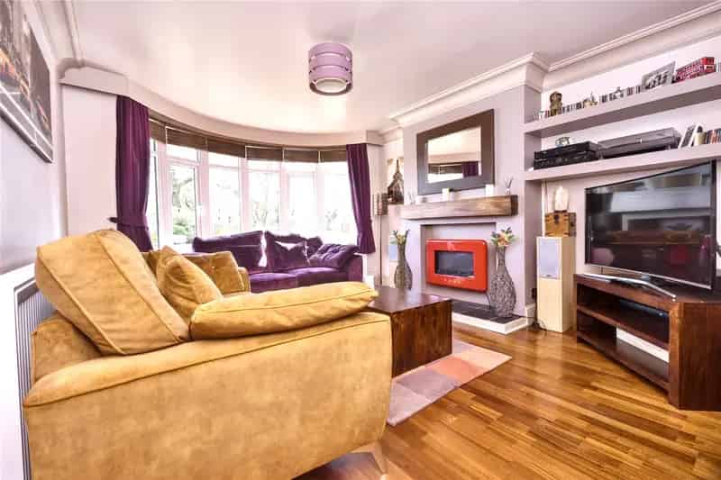 Spacious Semi Detached Family Home Near Motorway and Train Station