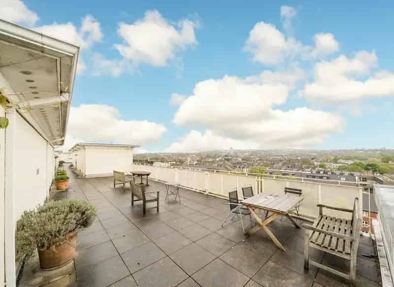 One Bedroom Apartment in Beaux Arts Building Upper Street
