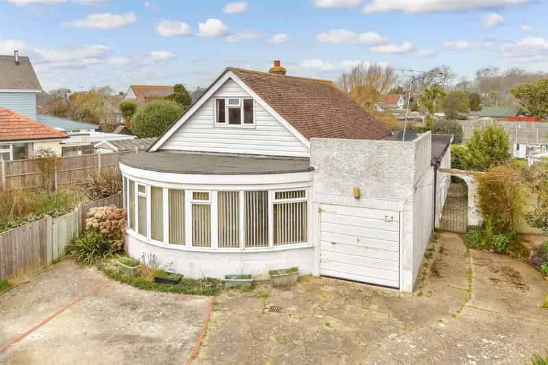 2 Bedroom Detached Chalet Bungalow For Sale