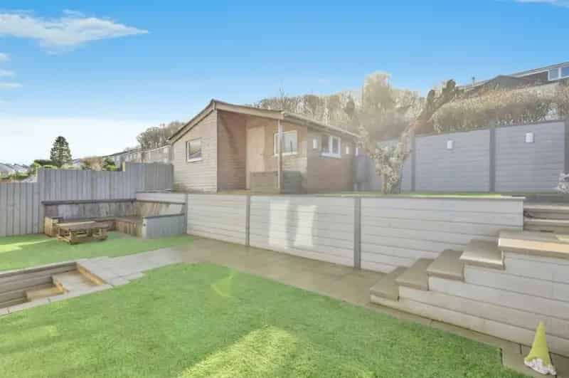 5 Bedroom Detached House Modern Open Plan Kitchen Ample Parking