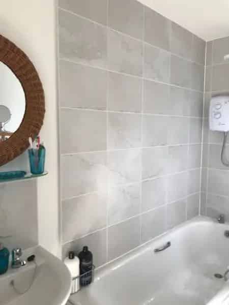 One Bedroom Flat Meanwood Newly Fitted Kitchen and Bathroom Private Parking