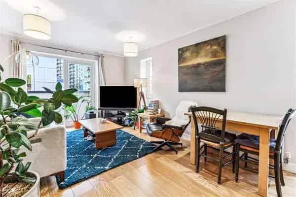 Two Bedroom Flat with Private Terrace near Thames Path