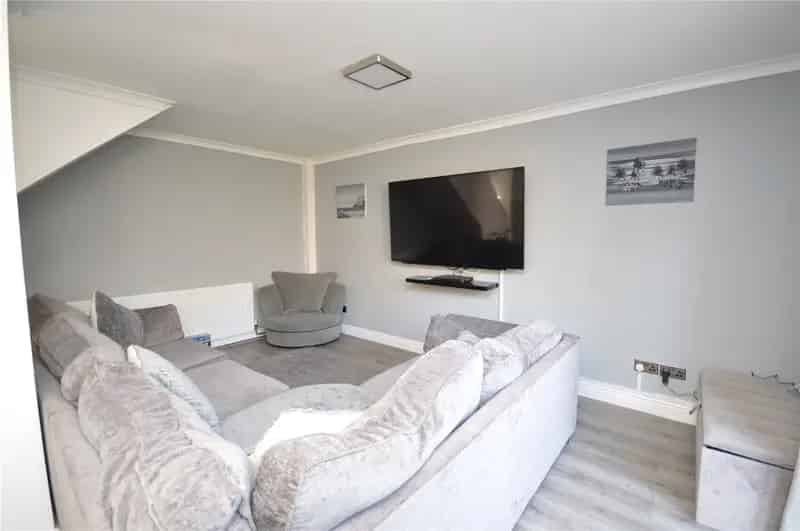 Three Bedroom Terrace House Near M62 and M1 Motorways