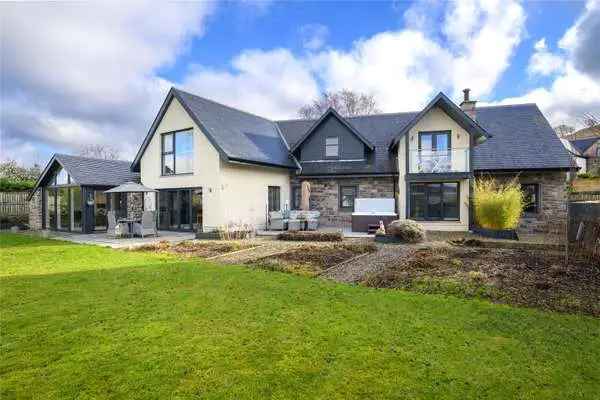 Contemporary 4-Bedroom House with Hot Tub and Landscaped Garden