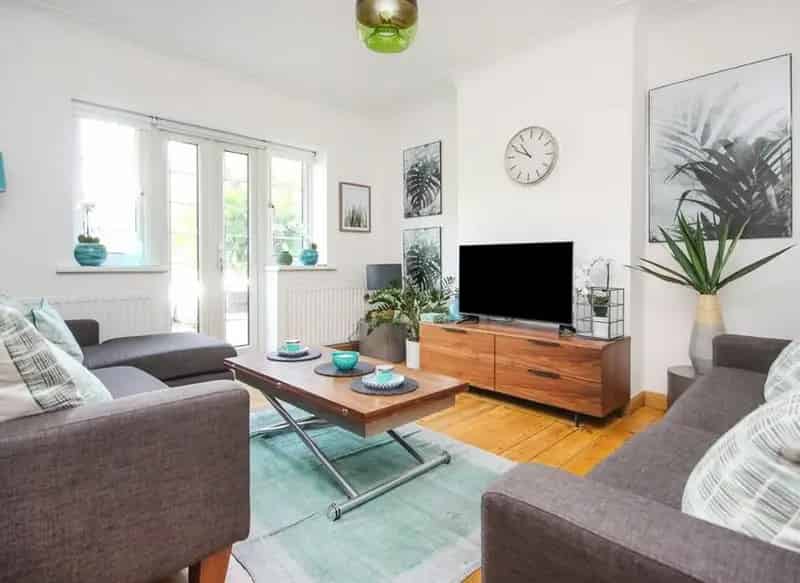 2 Bed Ground Floor Apartment Art Deco Building Off Street Parking