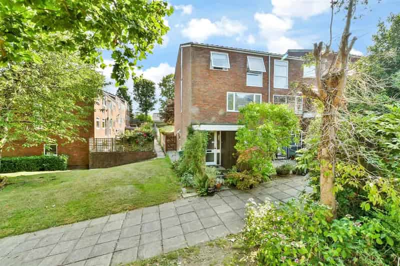 2 bedroom maisonette for sale